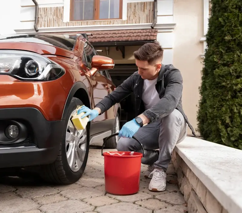 Lavage auto à domicile Châteauneuf-du-Rhône : professionnel intervenant sur un véhicule